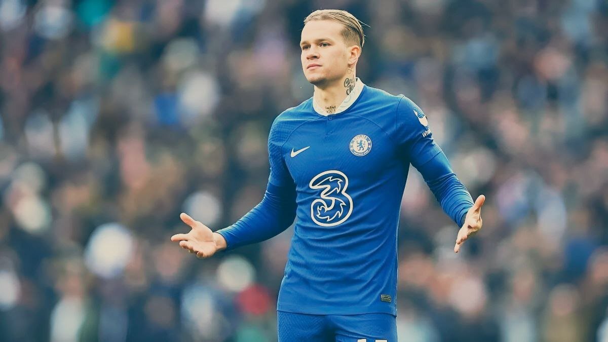 Мудрику только и остается, что разводить руками. По статистике, он меньше остальных игроков команды участвует в борьбе за мяч. 