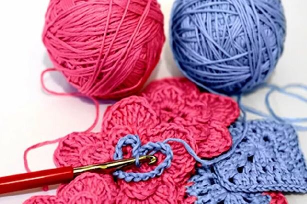 Вязаные подставки. Класс крючком. Изделия связанные и крючка на технологию. Вязаные игрушки крючко. Вязаная салфетка простая.