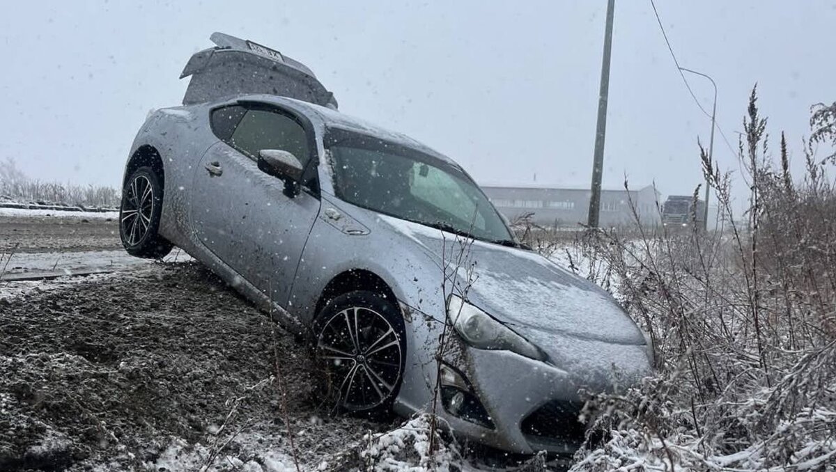     Спортивный автомобиль Mazda RX-8 стал жертвой снегопада в Приморском крае. Судя по фото, рулевой не справился с управлением.
