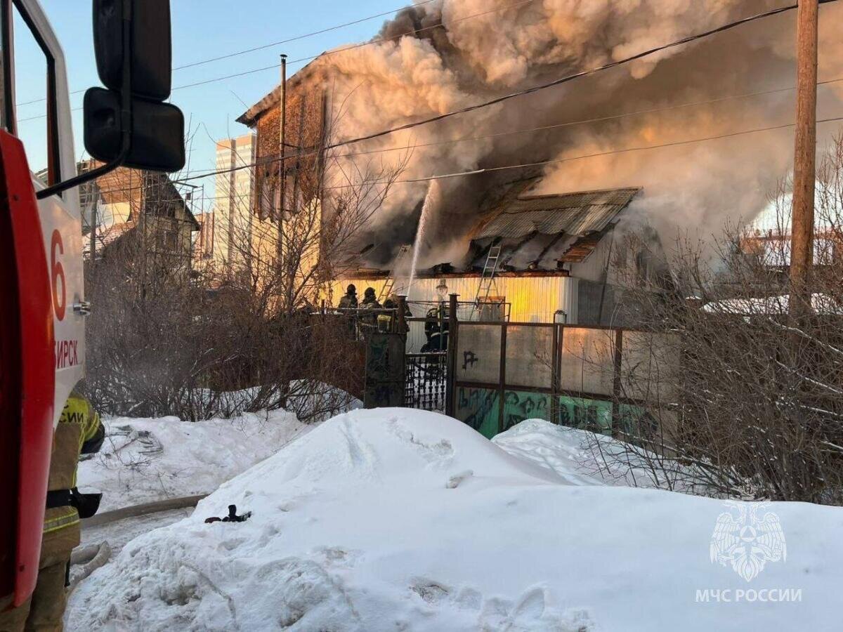 11-летний мальчик в пижаме забрался на крышу горящего дома и позвал на  помощь | Беседа Онлайн | Дзен