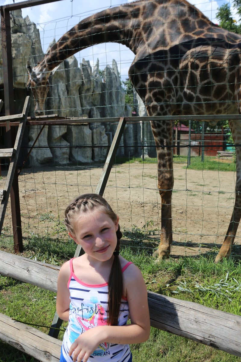 У жирафа пятна, а у Кати полоски на майке! 