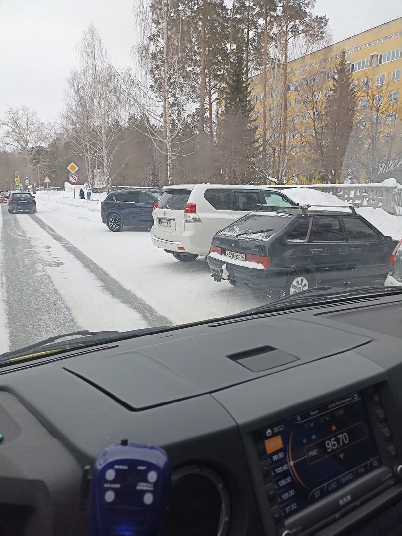 Автомобили мешают машине скорой помощи проехать к приёмному отделению |  Снежинск | Новости | Дзен