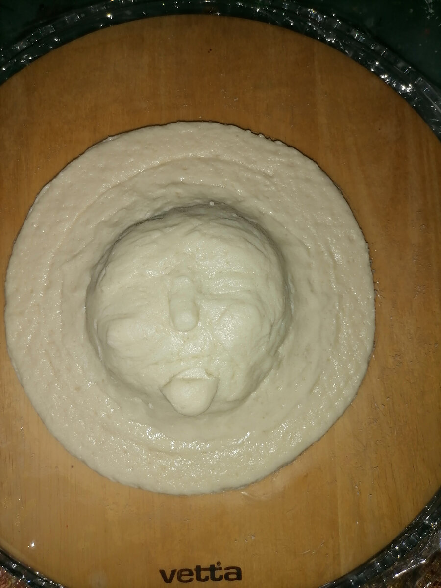 Сначала необходимо наложить на лицо основные выпуклости, - скулы, лоб, щеки, нос. Наметить веки. 