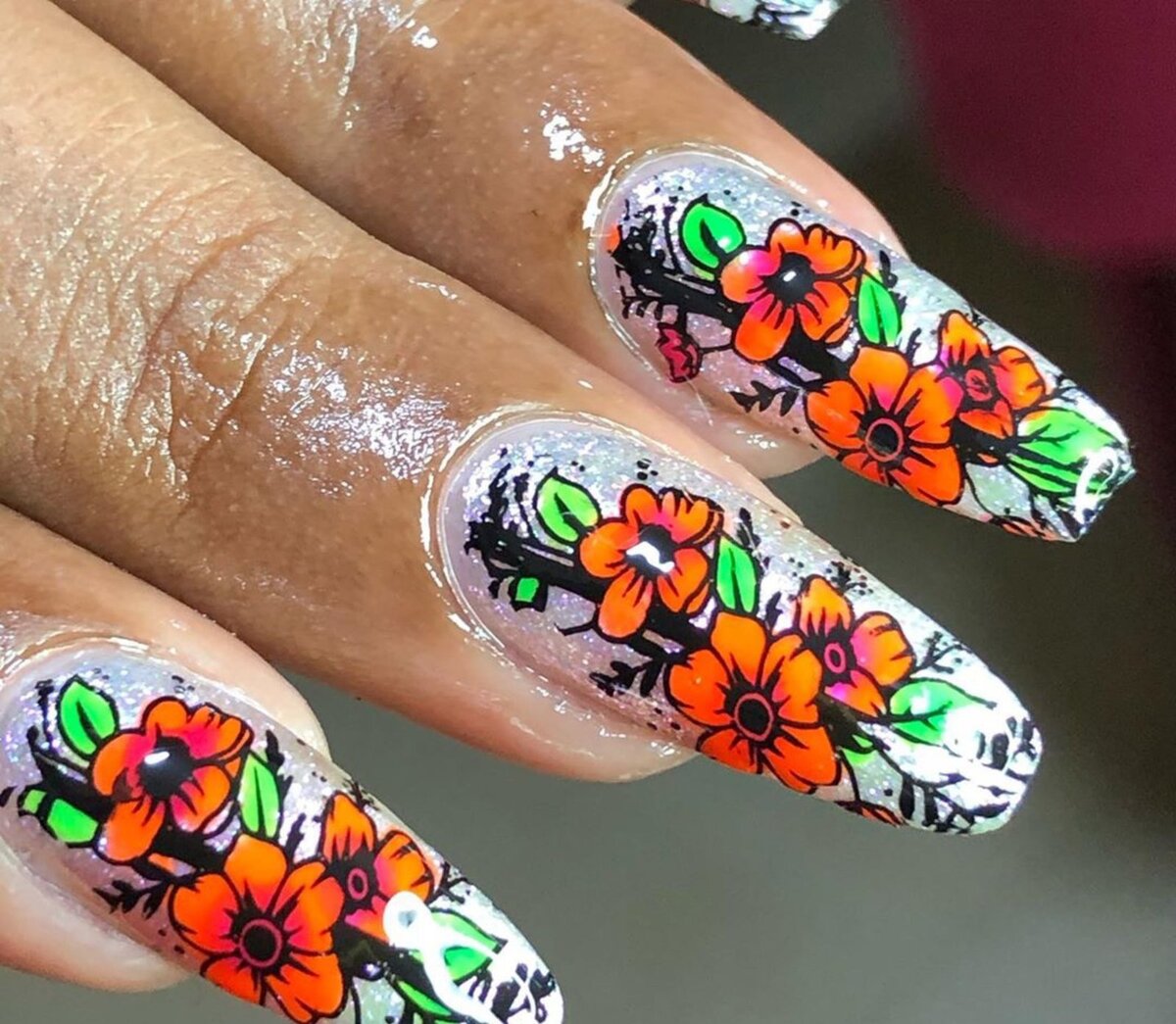 Маки на белом фоне. Фото: @ammus_nail_art