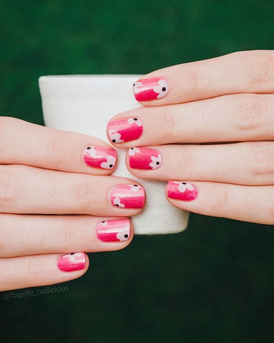 Красно-белый маникюр. Фото: @flagelle_nailicious