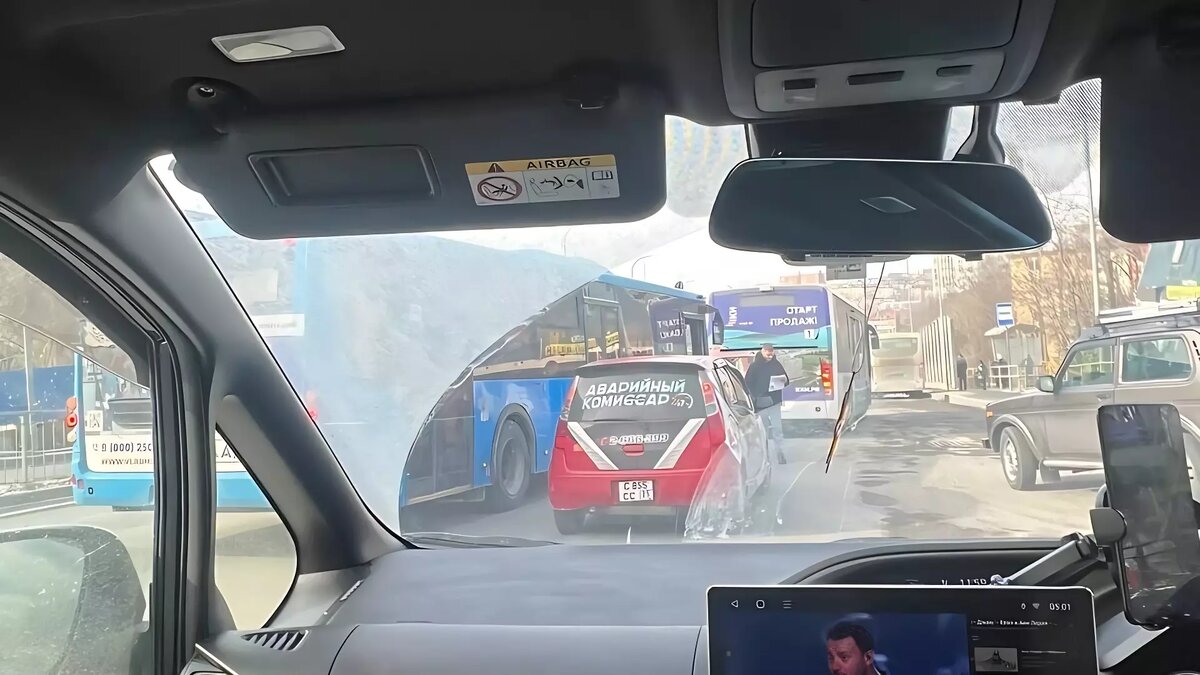     Планируйте объездные пути, владивостокцы: в районе Окатовой очередная авария. На этот раз — с автобусами.