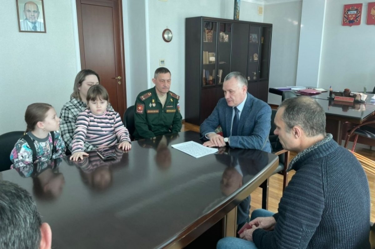    Родным погибших в зоне СВО орчан передали удостоверения к орденам Мужества.