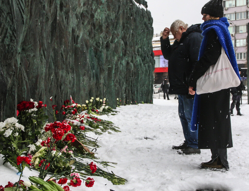 В Москве один из стихийных мемориалов в память об Алексее Навальном* возник возле Соловецкого камня на Лубянской площади.-5