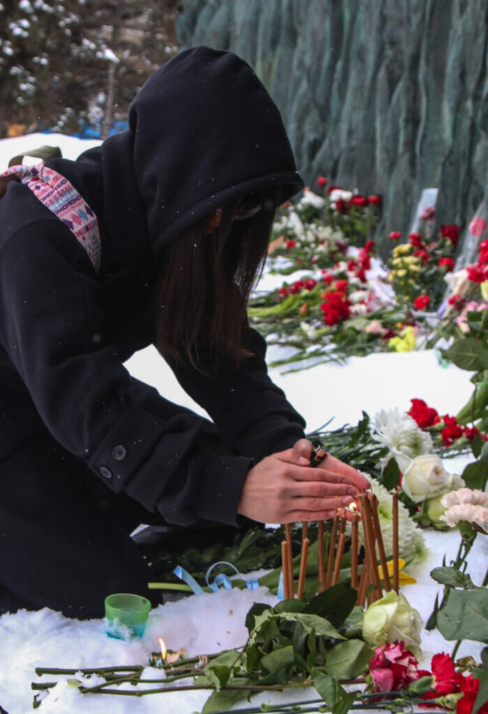 В Москве один из стихийных мемориалов в память об Алексее Навальном* возник возле Соловецкого камня на Лубянской площади.-6