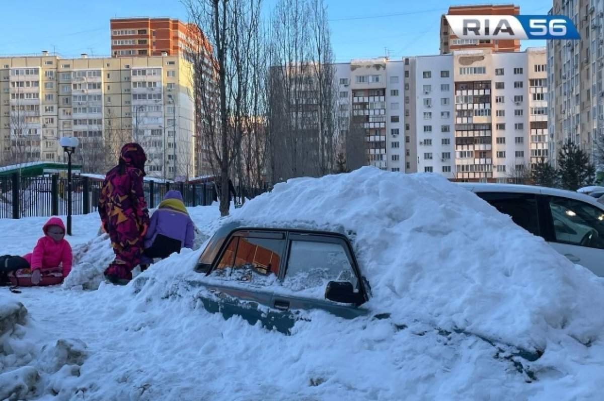 В Оренбурге дети превратили погребенную под снегом машину в горку |  АиФ–Оренбург | Дзен