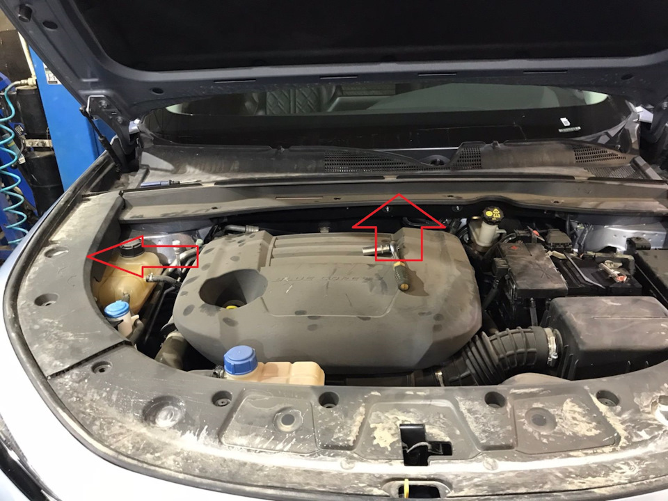 Для доступа к передним опорам стоек потребуется снять боковой пластик и пластик жабо.