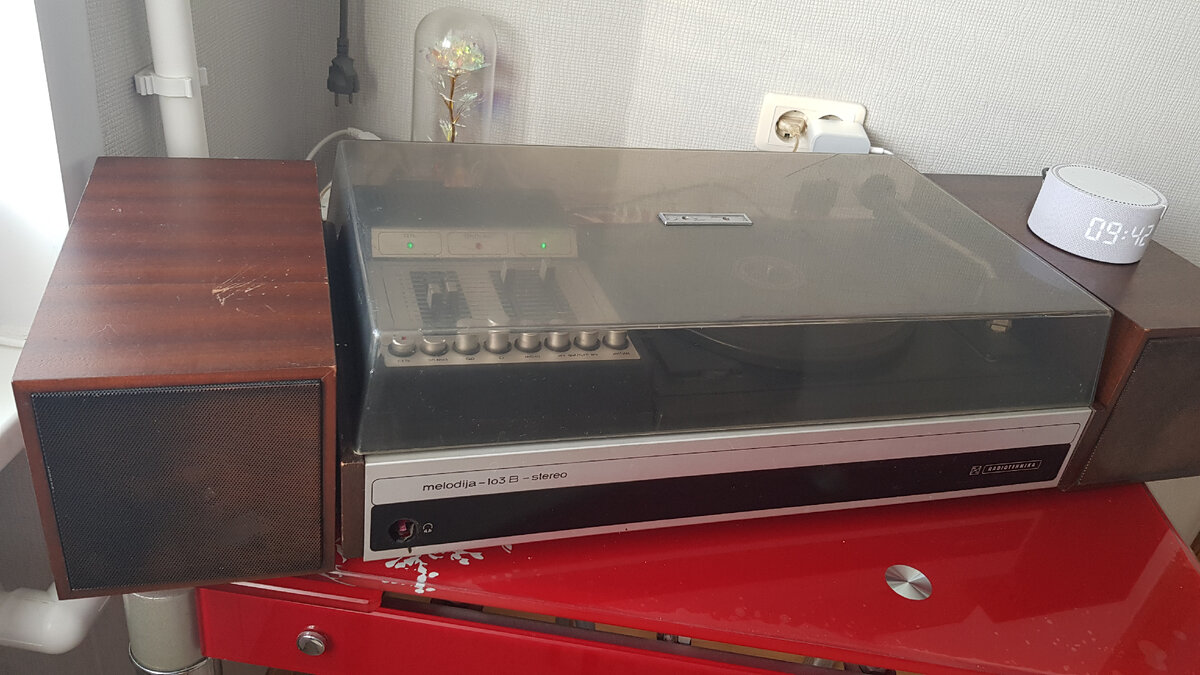 Радиотехника "Мелодия 103В Стерео" с закрытой крышкой. Очень красивый проигрыватель винила и достаточно функциональный.
