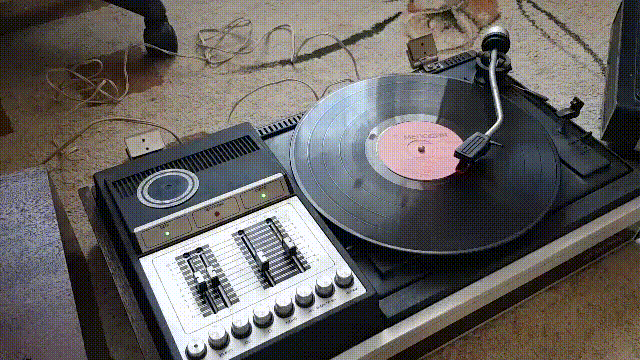 Вот так выглядит автостоп и парковка тонарма при завершении воспроизведения пластинки на проигрывателе Мелодия 103В стерео.