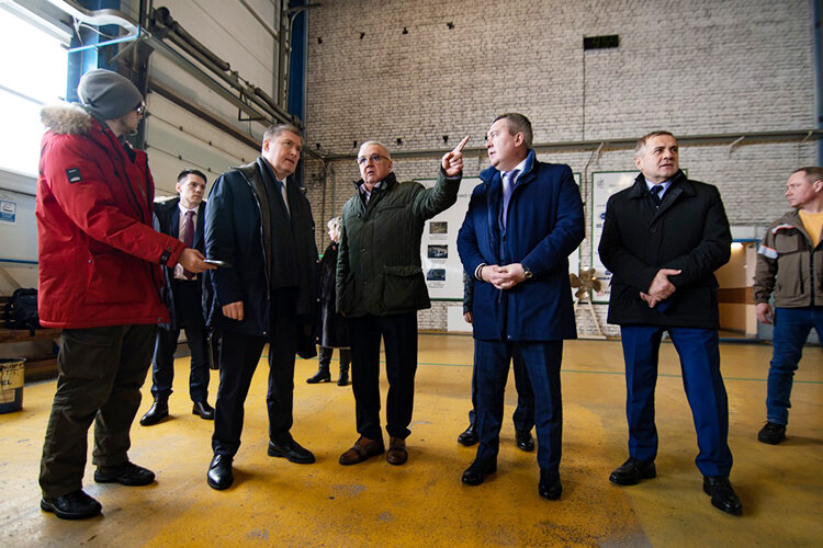    Глава района Линар Закиров решил показать цех ГКС почетным гостям — первому заместителю вице-премьера РТ Рустаму Нигматуллину и депутату Госдумы РФ Руслану Гаджиеву