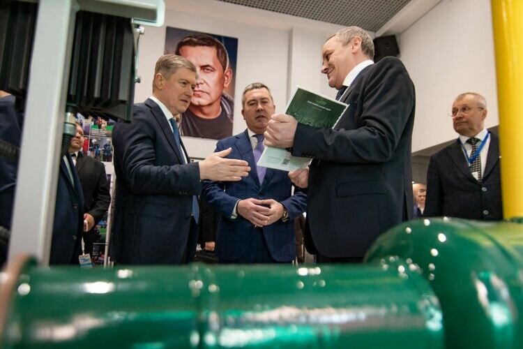    Внутри для Нигматуллина устроили ярмарку предприятий и амбициозных планов Бугульмы: стенды развернули крупнейшие промышленники — от «ТНГ-Групп» до «Эконивы»