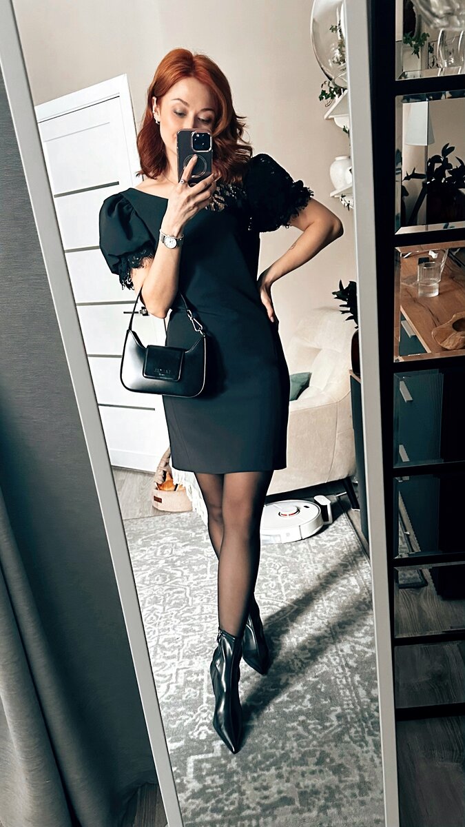 Черное платье нужно в гардеробе каждой женщины. Именно оно легко поможет создать нарядный или даже торжественный образ без лишней головной боли, и при этом этот образ не будет слишком нарядным. 