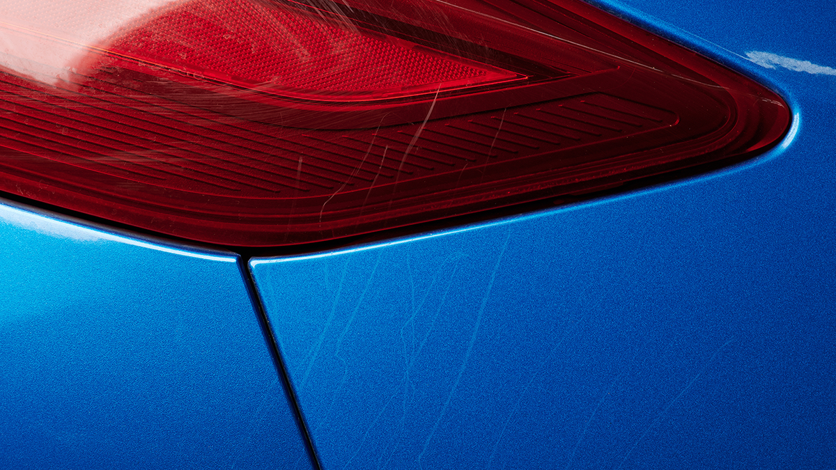 Часть кузова автомобиля с царапинами. Источник изображения: PixieMe / Shutterstock.com