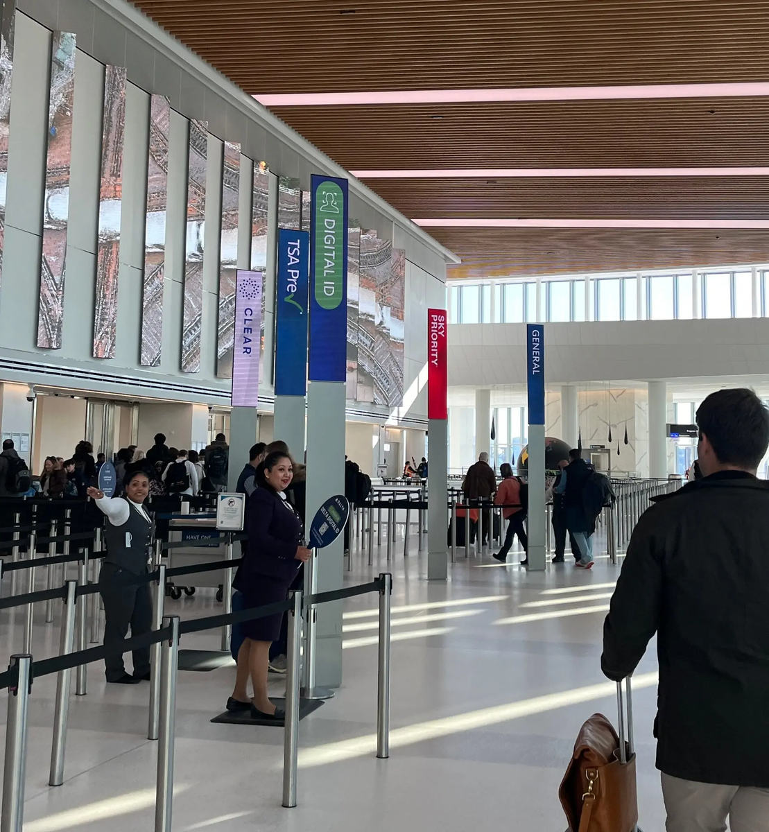 Среди вариантов досмотра в терминале C аэропорта Ла-Гуардия — новая линия Digital ID, предлагаемая компанией Delta. Фото: Christine Chung