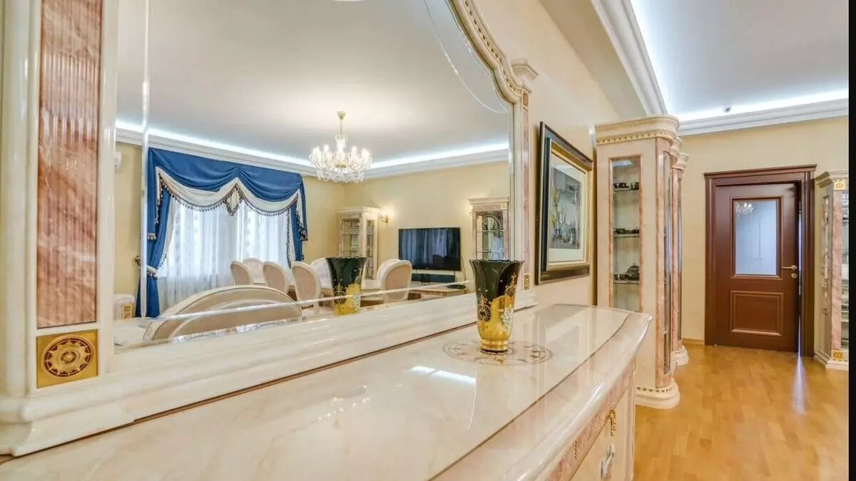     По итогам 2023 года в Москве продали почти на 60% больше элитной недвижимости, чем годом раньше. Всего было проведено 1,45 тысяч сделок на общую сумму в ₽208 миллиардов. При этом средняя стоимость квадратного метра московской элитки достигла ₽ 1,2 миллионов, а самые дорогие метры превысили 2 млн руб