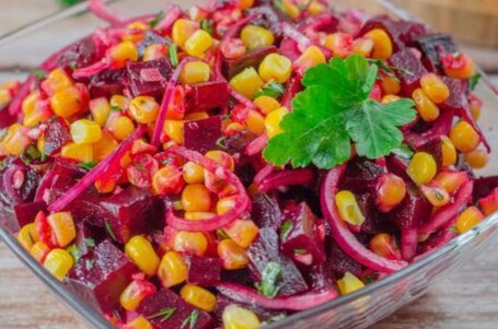 салат с редисом и свеклой. салат со свёклой и солёным огурцом. салат со свеклой и огурцом. салат из свеклы. салат из свеклы и картофеля.