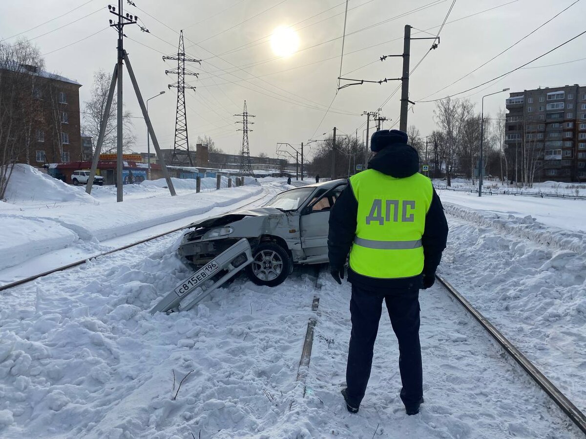 Поехала как все под открытый шлагбаум: свидетель рассказал про столкновение  тепловоза и легковушки на ВМЗ | Новости Нижнего Тагила | Дзен