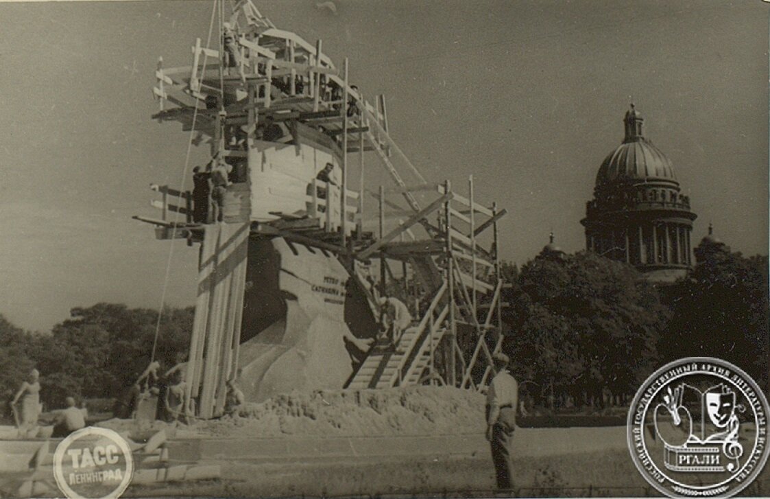 Маскировка памятника Петру I. 8 июля 1941 г. Фотография В.С. Тарасевича. Ф. 1072. Оп. 1. Ед. хр. 324. Л. 2.
