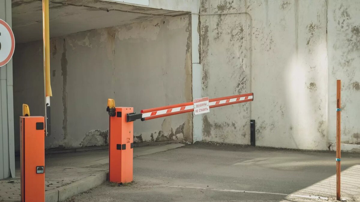     В час пик Казань замирает в пробках. Директор ГБУ «Безопасность дорожного движения» Рифкат Минниханов считает, что избавиться от заторов городу поможет платный въезд в центр. Так ли это — разбирался Inkazan.