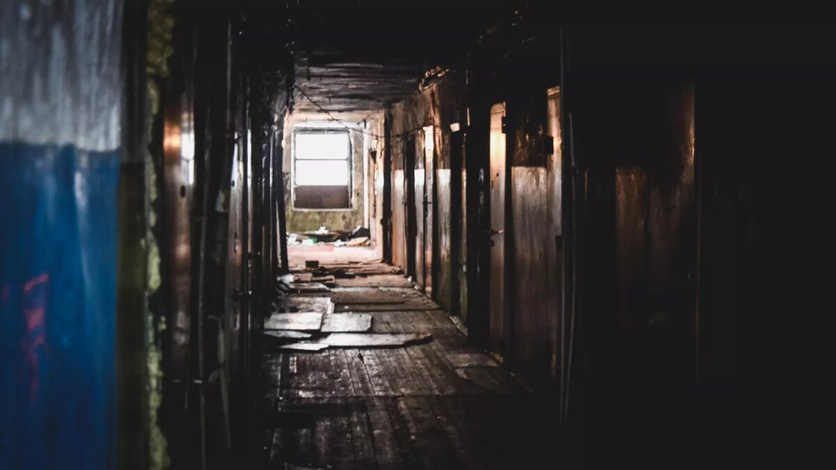     Жители дома № 8, расположенного в поселке 4-й Участок в Волгограде, боятся оставаться в нем. Из-за соседей-маргиналов в здании нет отопления уже месяц, сообщают СМИ.