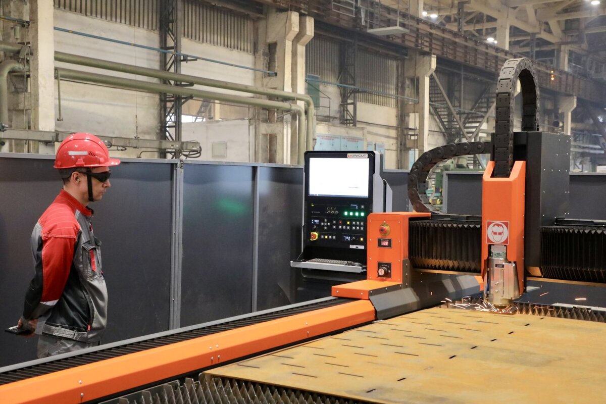 Газорезчик Виталий Татаринцев делает на установке лазерной резки заготовки для корпуса обжиговой тележки ФОиМ 
Фото Валерия Воронова / «Медиацентр»