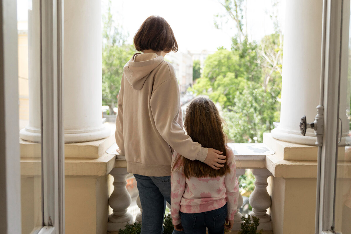 Изображение от <a href="https://ru.freepik.com/free-photo/medium-shot-girl-and-mother_16130585.htm#page=5&query=%D0%BE%D1%82%D1%81%D1%83%D1%82%D1%81%D1%82%D0%B2%D0%B8%D0%B5%20%D0%B6%D0%B8%D0%BB%D1%8C%D1%8F%20%D1%81%20%D1%80%D0%B5%D0%B1%D0%B5%D0%BD%D0%BA%D0%BE%D0%BC&position=26&from_view=search&track=ais&uuid=db6a29f6-1011-4cf7-bb07-2eb1f0d372ae">Freepik</a>