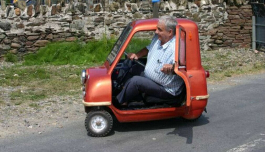 Как он их втиснул в машину ???( Взято из Яндекс картинки , кадр из передачи "топ игр" про странные машины)