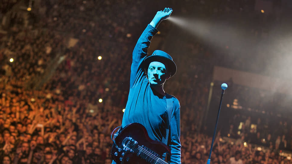 которая музыка была записана. программное обеспечение для создания музыки. система нотной записи. студия звукозаписи. музыкант в студии.