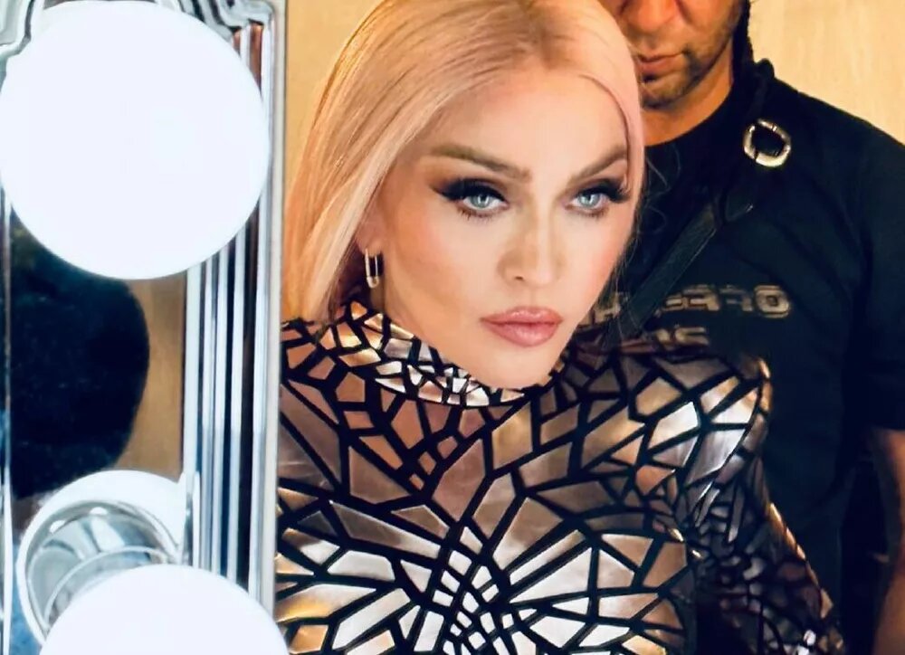    Мадонна упала на сцене: что случилось во время концерта звезды