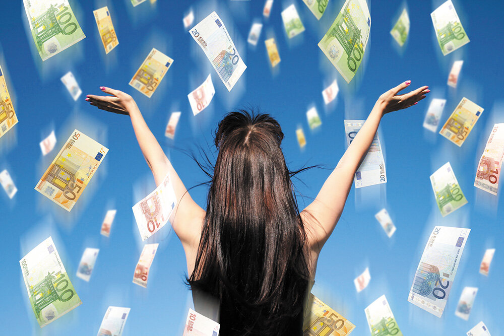 Если человек источает сильную позитивную энергию, то к нему неосознанно будут тянуться другие души: в пространстве словно очищается путь к его продуктам и услугам. Люди будут готовы платить не столько за них, сколько за возможность соприкоснуться с этой энергией