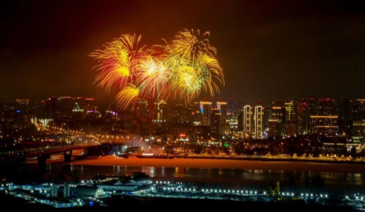     Салют в Новосибирске. Источник: infopro54.ru Автор фото: Пресс-служба мэрии Новосбирска