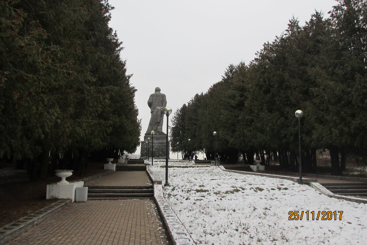 Фото в галерее сделаны автором поста в Дубне (помимо памятника Ленина, снято место, оставшееся пустым после демонтажа монумента  Сталина)