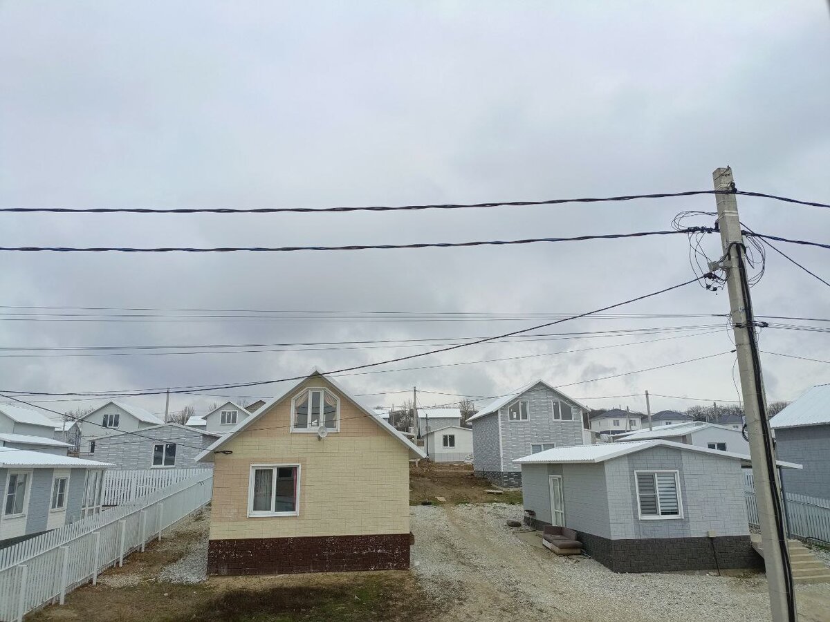 Эти улицы возникли  за пол года нашего проживания. Стройка велась всю зиму. Сейчас уже устанавливают канализации и часто вижу как приезжают покупатели смотрят дома.