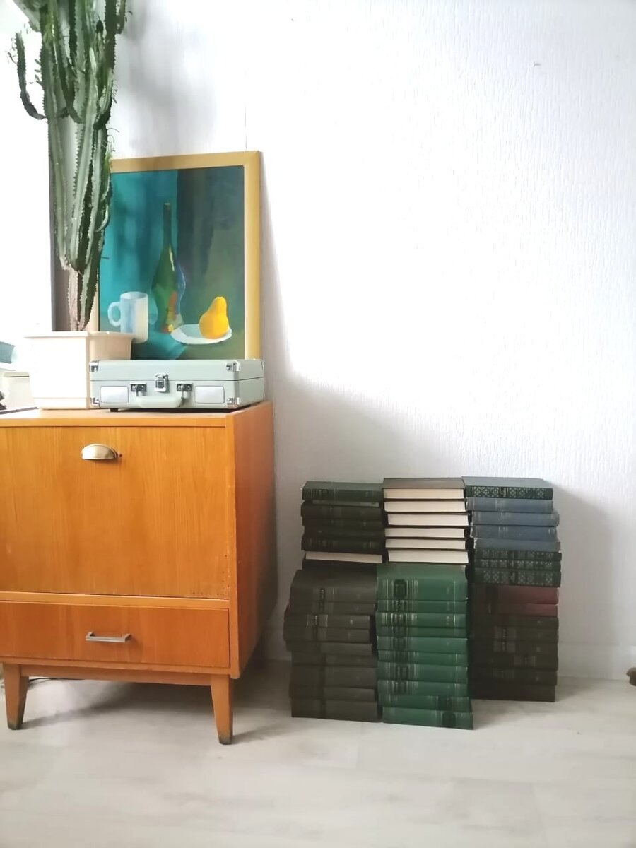 Книги на полу  напоминают мне студенчество и общаги 60ых. Бабулина тумбочка тоже из 60ых. Натюрморт - это моё второе студенчество)) 