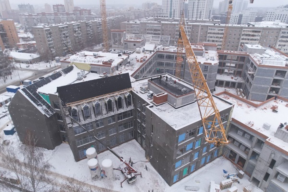    В спортзале новой школы в Пионерском монтируют кровлю с большим пролетом