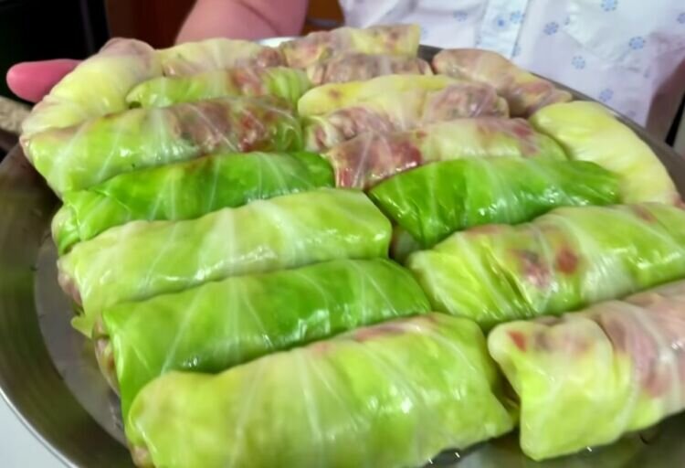 Голубцы в капустных листьях. Капуста для варки. Подготовка капусты к голубцам. Как быстрее приготовить капусту для голубцов. Капуста ранний сон.