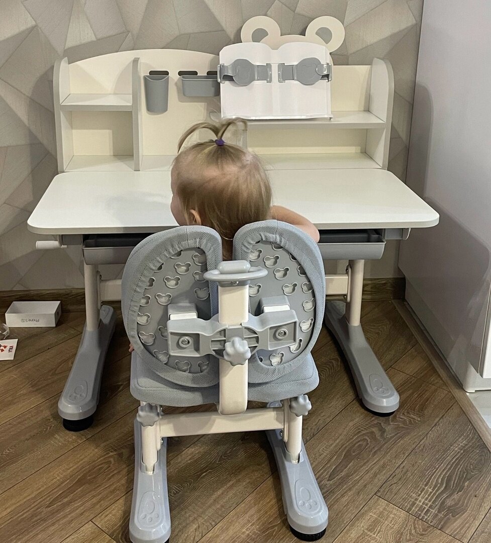 Растущий комплект Panda XL Mealux. Только собрали. Диане очень понравилось, что теперь у нее есть свой стол и стул. Дальше покажу, что с ним стало через 1,5 года.