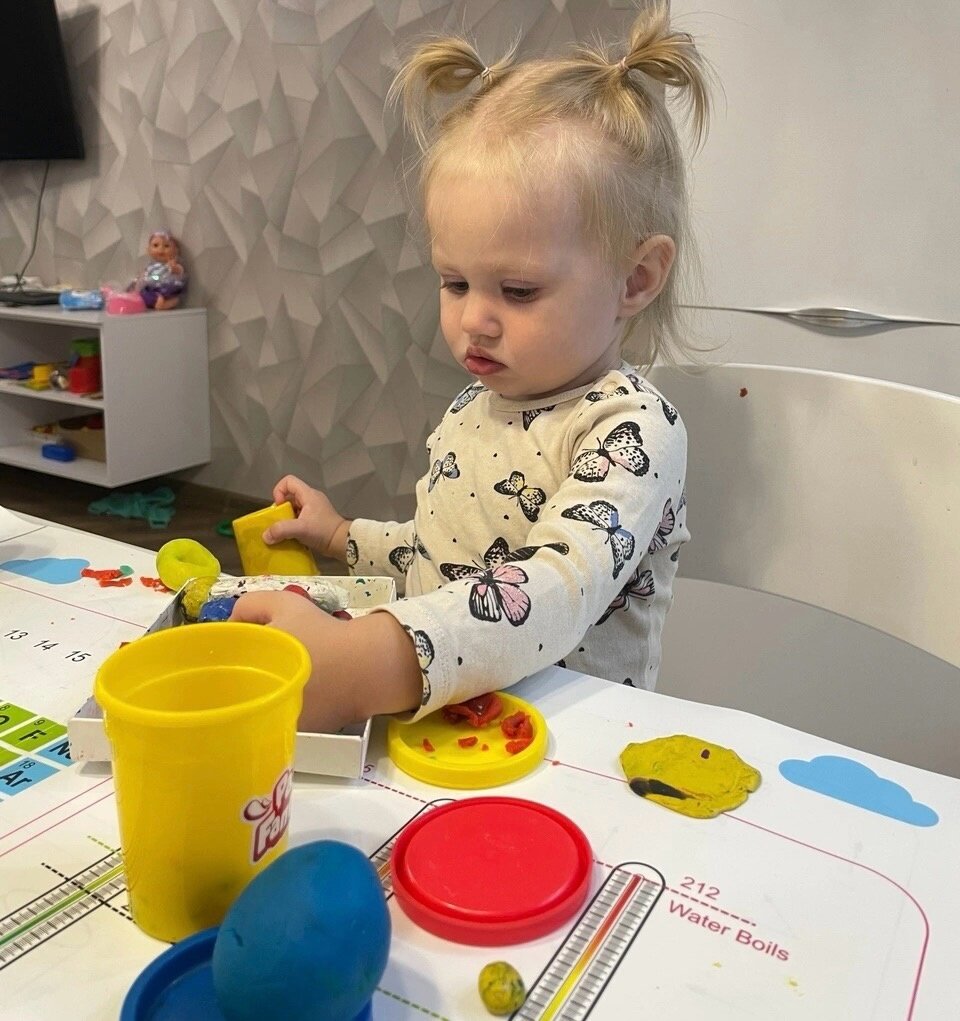 1г8м обеденный стол и растущий стульчик. Сейчас используется только во время приема пищи.