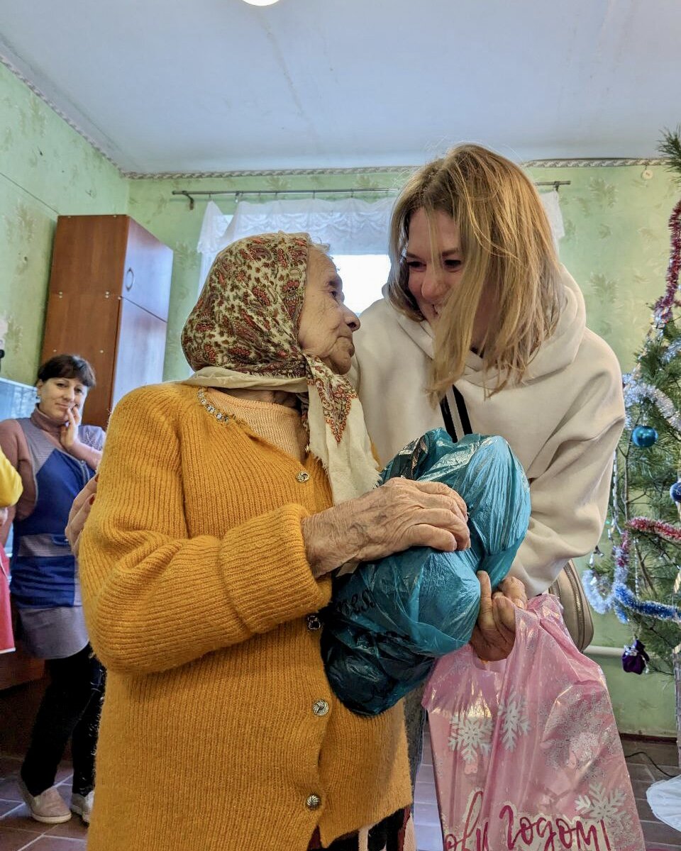 Настя и старейшая жительница ПВРа Михална