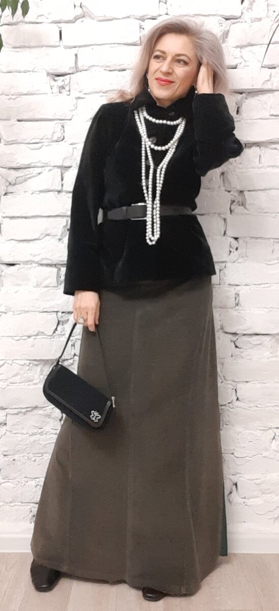 Жакет и сумочка из секонд-хэнда, юбка перешита из брюк из секонд-хэнда.