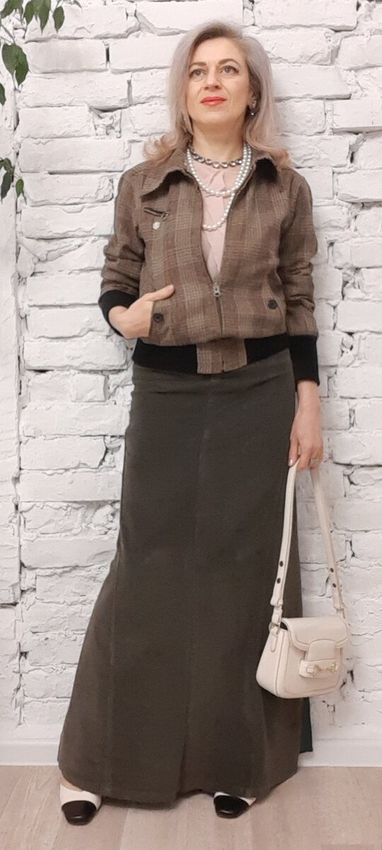 Бомбер и блузка из секонд-хэнда, юбка перешита из брюк из секонд-хэнда.