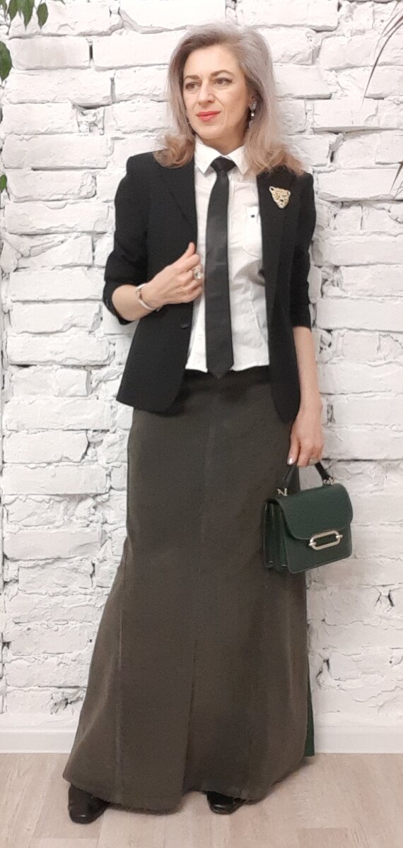 Рубашка, жакет и галстук из секонд-хэнда, юбка перешита из брюк из секонд-хэнда.