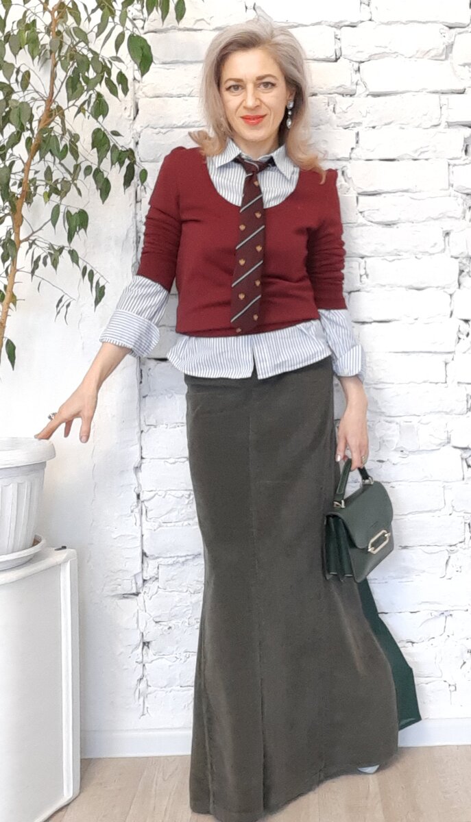 Рубашка, джемпер и галстук из секонд-хэнда, юбка перешита из брюк из секонд-хэнда.