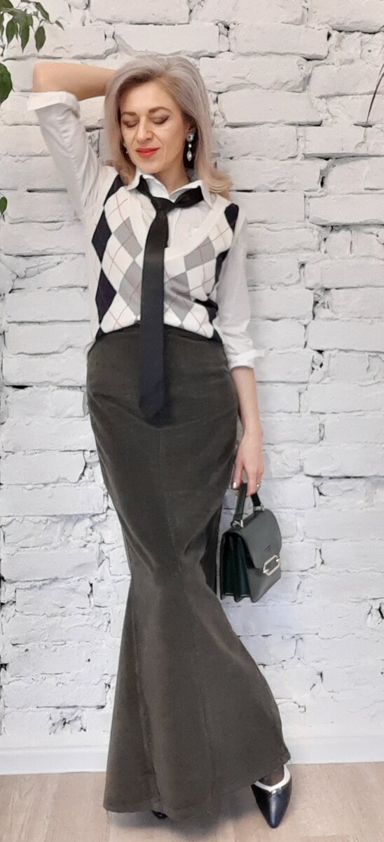 Рубашка, жилет и галстук из секонд-хэнда, юбка перешита из брюк из секонд-хэнда.