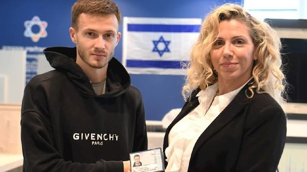    Даниилу Лесовому вручили израильский паспорт.ФК «Маккаби»