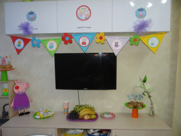 В магазинах тогда такое не продавалось :))) Сидела вырезала сама.